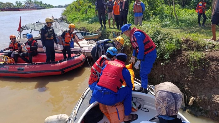 1 Kru Kapal Tenggelam di Kali CBL Bekasi ditemukan tewas