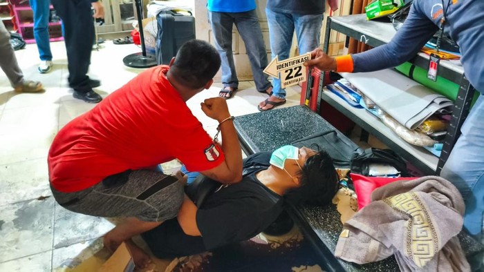 Adegan prarekonstruksi tersangka penganiyaan Aipda Hendra hingga tewas