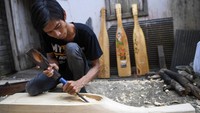 Perajin yang juga seniman, Onel menyelesaikan pembuatan alat musik Sape di Tenggarong, Kutai Kartanegara, Kalimantan Timur, Sabtu (24/5/2025).