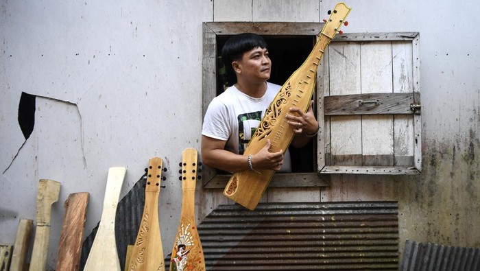 Alat Musik Sape Dayak Menembus Pasar Global Perajin yang juga seniman, Onel menyelesaikan pembuatan alat musik Sape di Tenggarong, Kutai Kartanegara, Kalimantan Timur, Sabtu (24/5/2025). Alat musik petik khas Dayak berbahan dasar dari kayu kelay itu dijual dengan harga Rp1,5 juta hingga Rp7,5 juta tergantung dari jenis ukiran dan lukis telah dipasarkan hingga Kalimantan, Jawa hingga New York. ANTARA FOTO/M Risyal Hidayat/foc.