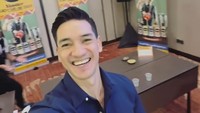 Andrew White tampak bahagia jadi juri Polaris Master ExPOLrasi 2025. Malam ini jadi juri. Yang galak apa baik? Hehe, tulisnya di Instagram. (Foto: dok Instagram)