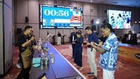 Andrew White bersama dua juri lainnya, Arey Barker dan Maria Goretti, sedang memberi penilaian untuk minuman hasil kreasi para peserta. (Foto: ist)