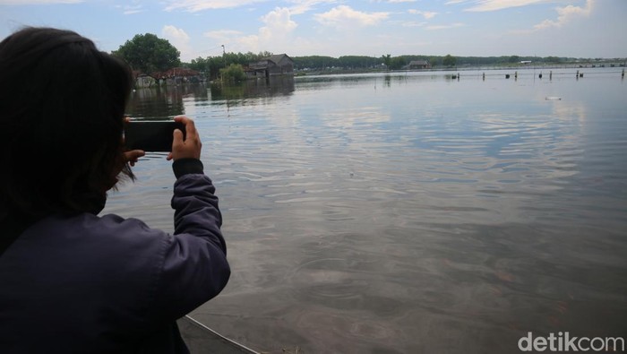 Kondisi tambak ikan yang terkena banjir rob di Tunggulsari, Pati, Sabtu (24/5/2025).
