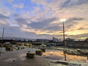Genangan Akibat Tembok Jebol di Pelabuhan Tanjung Emas Semarang Surut
