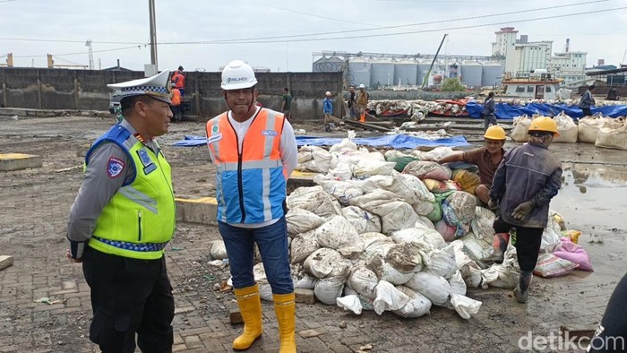 Suasana terkini proses penambalan sementara tembok jebol di pelabuhan Tanjung Emas Semarang, Sabtu (24/5/2025).