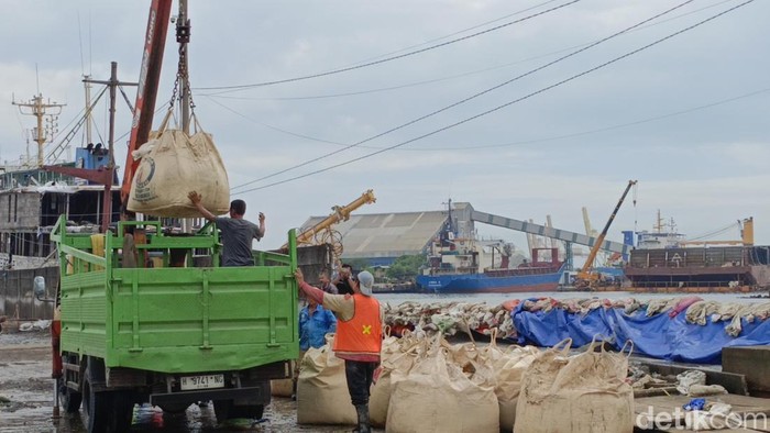 Momen saat crane mengangkat jumbo bag yang dipakai menambal sementara tembok yang jebol akibat rob meninggi di Pelabuhan Tanjung Emas Semarang, Sabtu (24/5/2025).