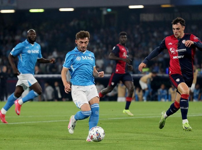 Napoli's Scottish midfielder #06 Billy Gilmour (L) and Cagliari's Italian midfielder #19 Nadir Zortea fight for the ball during the Italian Serie A football match between Napoli and Cagliari at the Diego Armando Maradona stadium in Naples on May 23, 2025. (Photo by Carlo Hermann / AFP)