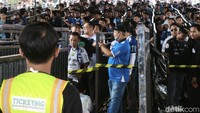 Di pertandingan terakhir ini, Persib sekaligus akan menerima trofi juara Liga 1.