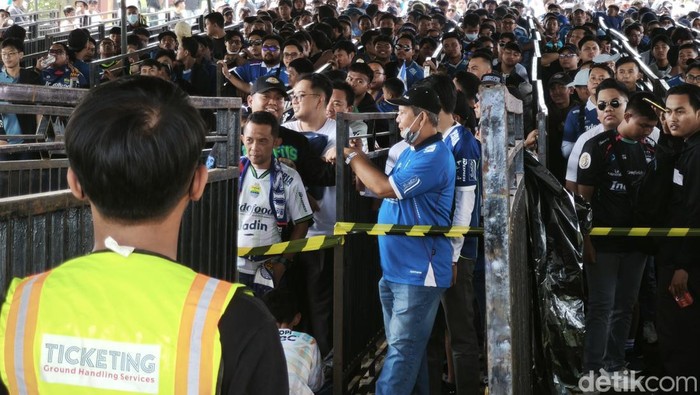 Bobotoh serbu Stadion GBLA jelang Persib vs Persis.