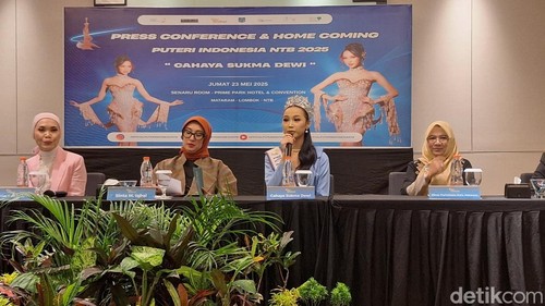 Cahaya Sukma Dewi memberikan keterangan pers setelah memborong beragam prestasi di ajang Puteri Indonesia 2025, Jumat malam (23/5/2025).