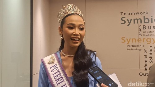 Cahaya Sukma Dewi yang berhasil meraih Top 16 Puteri Indonesia 2025, saat diwawancarai di Prime Park Hotel, Jumat malam (23/5/2025).