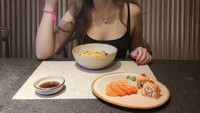 Lewat Instagramnya, Vanesha mengaku bahwa menu sushi merupakan salah satu makanan favoritnya. Foto: Instagram @vaneshaass