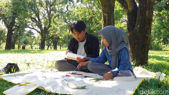 Cara pengunjung Saung Teduh menikmati kesyahduan tempat dengan melukis.