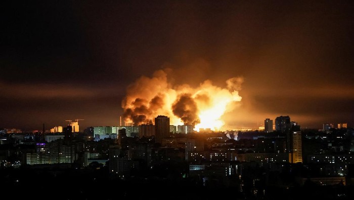 An explosion of a drone lights up the sky over the city during a Russian drone strike, amid Russias attack on Ukraine, in Kyiv, Ukraine May 24, 2025. REUTERS/Gleb Garanich     TPX IMAGES OF THE DAY