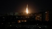 Rusia menyerang ibu kota Ukraina, Kyiv, Sabtu dini hari (24/5) dengan pesawat nirawak dan rudal, yang memicu kebakaran, menyebarkan puing-puing di berbagai distrik di seluruh kota, dan melukai sedikitnya delapan orang, kata Wali kota Vitali Klitschko.