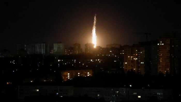An explosion of a drone lights up the sky over the city during a Russian drone strike, amid Russias attack on Ukraine, in Kyiv, Ukraine May 24, 2025. REUTERS/Gleb Garanich     TPX IMAGES OF THE DAY