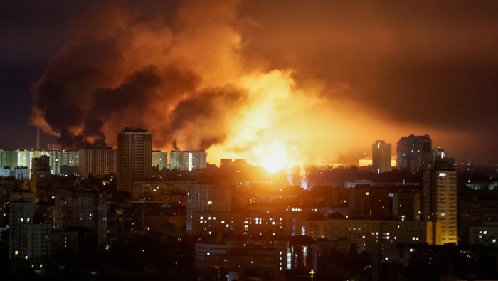 An explosion of a drone lights up the sky over the city during a Russian drone strike, amid Russias attack on Ukraine, in Kyiv, Ukraine May 24, 2025. REUTERS/Gleb Garanich     TPX IMAGES OF THE DAY