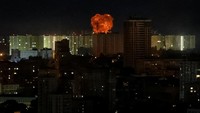 Wali kota Vitali Klitschko mengatakan dua warga memerlukan perawatan di rumah sakit dan unit pertahanan udara sedang beraksi, dan pecahan dari satu pesawat nirawak menghantam lantai atas sebuah gedung apartemen. Satu gedung apartemen terbakar di area tersebut, demikian pula satu gedung nonperumahan. 