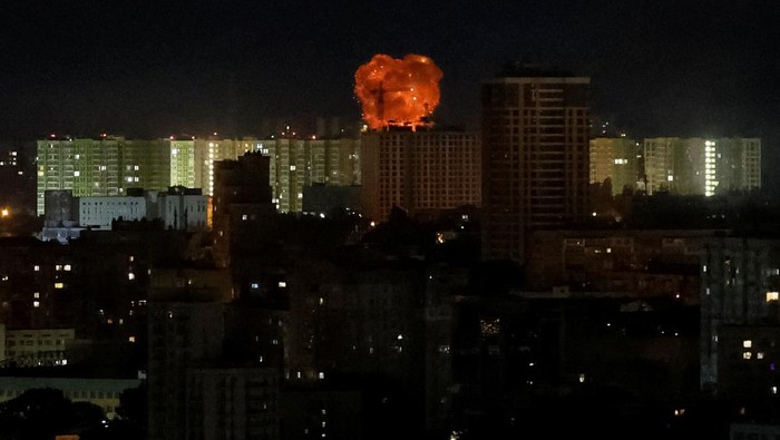 An explosion of a drone lights up the sky over the city during a Russian drone strike, amid Russia's attack on Ukraine, in Kyiv, Ukraine May 24, 2025. REUTERS/Gleb Garanich     TPX IMAGES OF THE DAY