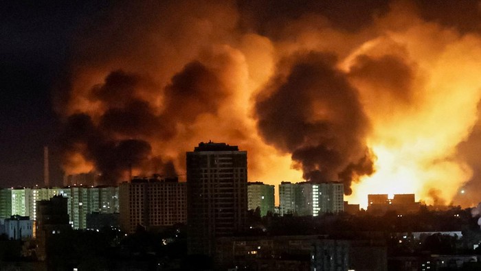 Detik-detik Ledakan Mengguncang Kyiv Saat Rusia Lancarkan Serangan Udara An explosion of a drone lights up the sky over the city during a Russian drone strike, amid Russia's attack on Ukraine, in Kyiv, Ukraine May 24, 2025. REUTERS/Gleb Garanich TPX IMAGES OF THE DAY