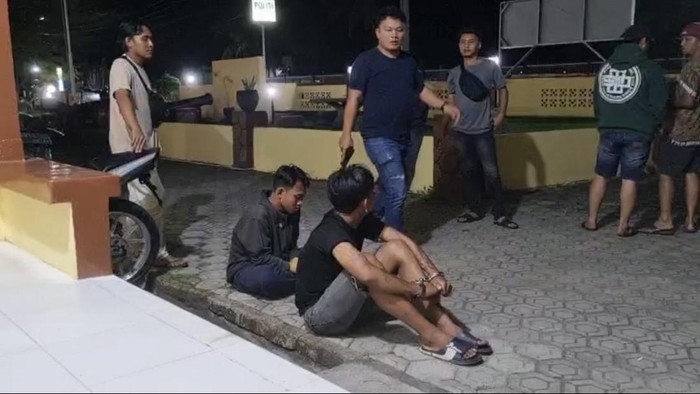Dua pemuda yang meresahkan warga di Bangka Barat ditangkap polisi.
