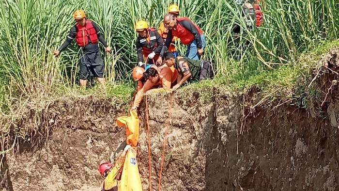 Evakuasi balita hanyut asal Blitar yang ditemukan di Tulungagung
