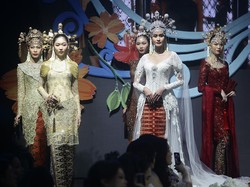 Parade Fashion Gaun Pengantin Adat Hingga Internasional Dari Para Desainer RI