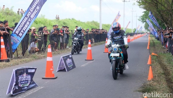 Foto Bupati Sidoarjo mencoba sikuit