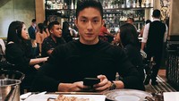 Sake & Sushi, tulis Giorgio di keterangan foto. Sepertinya dia sedang berada di restoran Jepang dan memesan juga hidangan lain berbahan daging hingga ikura. Foto: Instagram dan TikTok giorgioantonioc