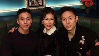 Bersama ibu dan saudaranya, Giorgio pamer momen di sebuah restoran. Mereka agaknya berpose sebelum pesanan makanan datang. Foto: Instagram dan TikTok giorgioantonioc
