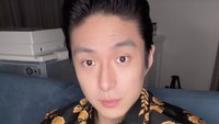 Giorgio rupanya doyan menyantap makanan manis setelah selesai kerja. Kali ini ada mochi yang kenyal lembut sebagai pilihannya. Foto: Instagram dan TikTok giorgioantonioc