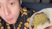 Pemilik 122 ribu followers Instagram ini juga menunjukkan isian mochi yang dibelinya. Sepertinya berupa cokelat pistachio yang tren dari Dubai. Foto: Instagram dan TikTok giorgioantonioc