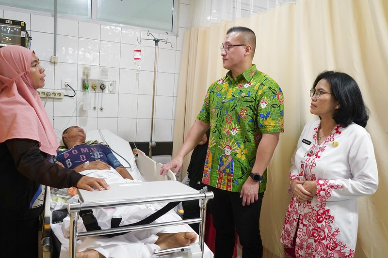Anggota DPRD DKI Jakarta Fraksi PDI Perjuangan Hardiyanto Kenneth Beserta Dirut RSUD Cengkareng dr. Lysbeth Panjaitan Memberikan Keterangan di Depan Awak Media.