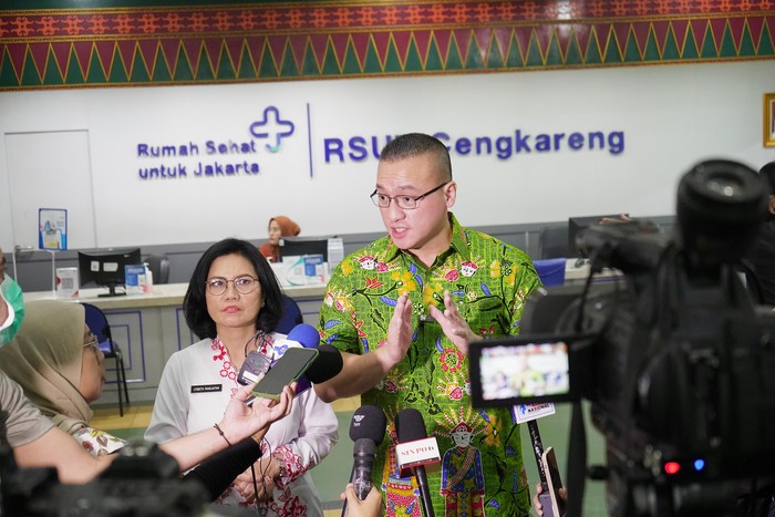 Anggota DPRD DKI Jakarta Fraksi PDI Perjuangan Hardiyanto Kenneth Beserta Dirut RSUD Cengkareng dr. Lysbeth Panjaitan Memberikan Keterangan di Depan Awak Media.