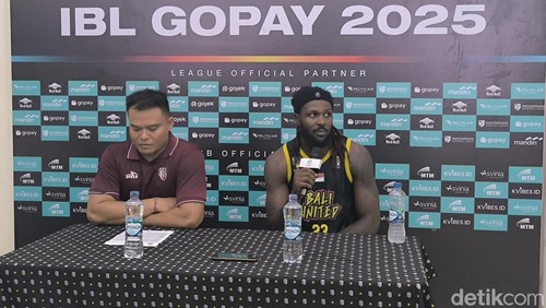 I Gusti Ngurah Rusta Wijaya didampingi Bobby Arthur William Jr (kanan) seusai mengalahkan Satya Wacana di Badung, Bali, Sabtu (24/5/2025). (Krisna Pradipta)