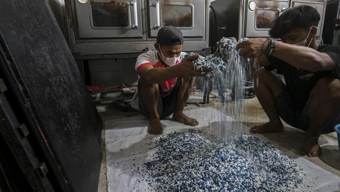 Intip Pembuatan Furnitur dari Limbah Plastik di Serang Pekerja membersihkan furnitur berbahan dasar sampah plastik pesanan pelanggan di rumah industri Wastgood, Cikeusal, Kabupaten Serang, Banten, Sabtu (24/5/2025). Rumah industri tersebut memproduksi beragam furnitur dari daur ulang sampah plastik jenis LDPE (Low-density Polyethylene) dan HDPE (High-density Polyethylene) di antaranya kursi, meja, rak, serta suvenir lainnya yang dipasarkan ke Jakarta, Bandung, Lampung, Bali, hingga Makassar dengan harga Rp16 ribu-Rp3,5 juta. ANTARA FOTO/Angga Budhiyanto/foc.