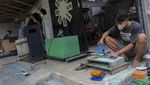 Intip Pembuatan Furnitur dari Limbah Plastik di Serang