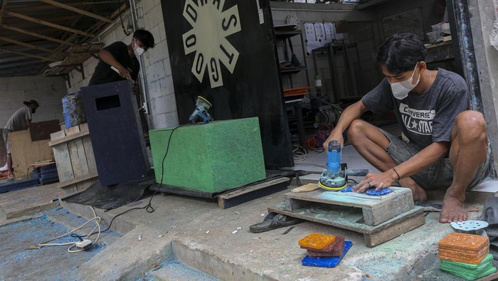Intip Pembuatan Furnitur dari Limbah Plastik di Serang Pekerja membersihkan furnitur berbahan dasar sampah plastik pesanan pelanggan di rumah industri Wastgood, Cikeusal, Kabupaten Serang, Banten, Sabtu (24/5/2025). Rumah industri tersebut memproduksi beragam furnitur dari daur ulang sampah plastik jenis LDPE (Low-density Polyethylene) dan HDPE (High-density Polyethylene) di antaranya kursi, meja, rak, serta suvenir lainnya yang dipasarkan ke Jakarta, Bandung, Lampung, Bali, hingga Makassar dengan harga Rp16 ribu-Rp3,5 juta. ANTARA FOTO/Angga Budhiyanto/foc.