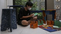 Furnitur daur ulang tersebut dipasarkan ke Jakarta, Bandung, Lampung, Bali, hingga Makassar dengan harga Rp16 ribu-Rp3,5 juta.  