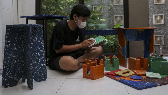 Intip Pembuatan Furnitur dari Limbah Plastik di Serang Pekerja membersihkan furnitur berbahan dasar sampah plastik pesanan pelanggan di rumah industri Wastgood, Cikeusal, Kabupaten Serang, Banten, Sabtu (24/5/2025). Rumah industri tersebut memproduksi beragam furnitur dari daur ulang sampah plastik jenis LDPE (Low-density Polyethylene) dan HDPE (High-density Polyethylene) di antaranya kursi, meja, rak, serta suvenir lainnya yang dipasarkan ke Jakarta, Bandung, Lampung, Bali, hingga Makassar dengan harga Rp16 ribu-Rp3,5 juta. ANTARA FOTO/Angga Budhiyanto/foc.