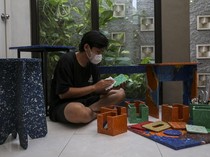 Intip Pembuatan Furnitur dari Limbah Plastik di Serang
