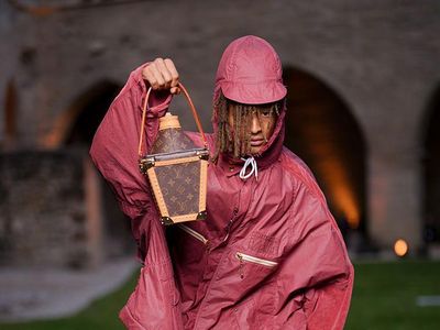 Gaya Unik Jaden Smith Pakai Jas Hujan Louis Vuitton, Bawa Tas Bentuk Lentera