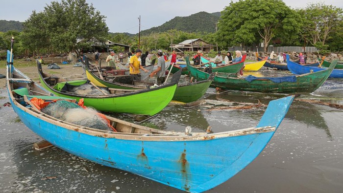 Nelayan merapikan jaring usai menangkap ikan di pesisir pantai Ujong Pancu, Lam Awe, Aceh Besar, Aceh, Sabtu (24/5/2025). Nelayan tradisional di kawasan tersebut masih mengandalkan perahu kecil dan jaring untuk menangkap ikan di jarak 200-500 meter dari bibir laut. ANTARA FOTO/Khalis Surry/bar