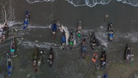 Mereka biasa melaut sejauh 200–500 meter dari bibir laut, menangkap ikan dengan cara yang sederhana.