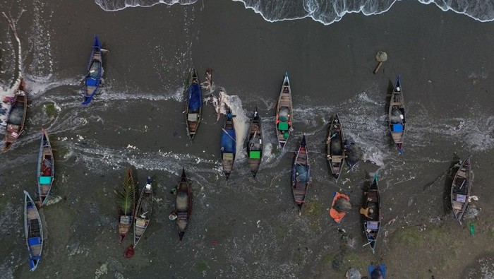 Jaring Asa di Pantai Ujong Pancu Aceh Nelayan merapikan jaring usai menangkap ikan di pesisir pantai Ujong Pancu, Lam Awe, Aceh Besar, Aceh, Sabtu (24/5/2025). Nelayan tradisional di kawasan tersebut masih mengandalkan perahu kecil dan jaring untuk menangkap ikan di jarak 200-500 meter dari bibir laut. ANTARA FOTO/Khalis Surry/bar