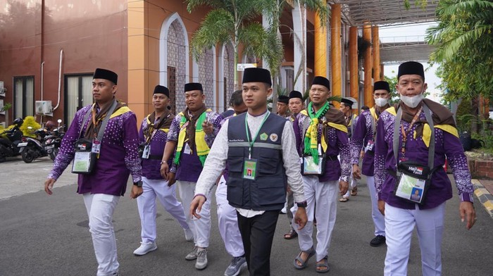 Jemaah asal NTT di Asrama Haji Embarkasi Surabaya (AHES).