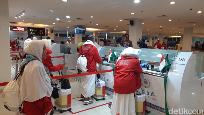 Jemaah calon haji Embarkasi Solo menjalani pemeriksaan dokumen imigrasi di Makkah Route Bandara Adi Soemarmo, Boyolali pada Jumat (23/5/2025) malam.