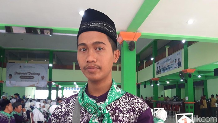 Jemaah calon haji termuda Embarkasi Solo, Dian Mamora Miftakul Firdaus, di Asrama Haji Donohudan, Ngemplak, Boyolali, Sabtu (24/5/2025).