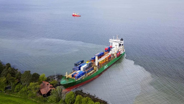 Kapal kargo yang kandas di depan rumah