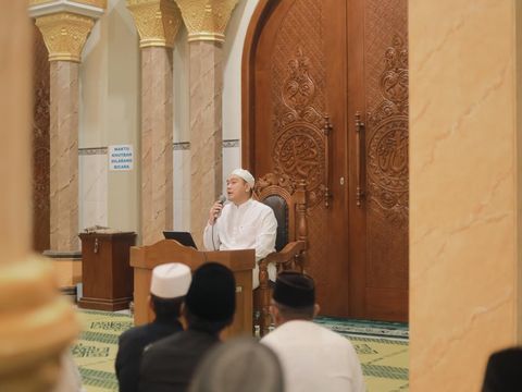 Penampilan Kapolres AKBP Arif Fazlurrahman saat beri tausiah di Masjid Baitul Mu'nim Desa Sukosewu, Kecamatan Gandusari, Kabupaten Blitar